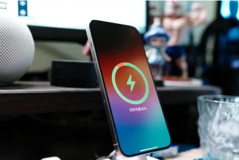 云龙苹果15换屏服务分享用什么充电器给iPhone15充电更好 